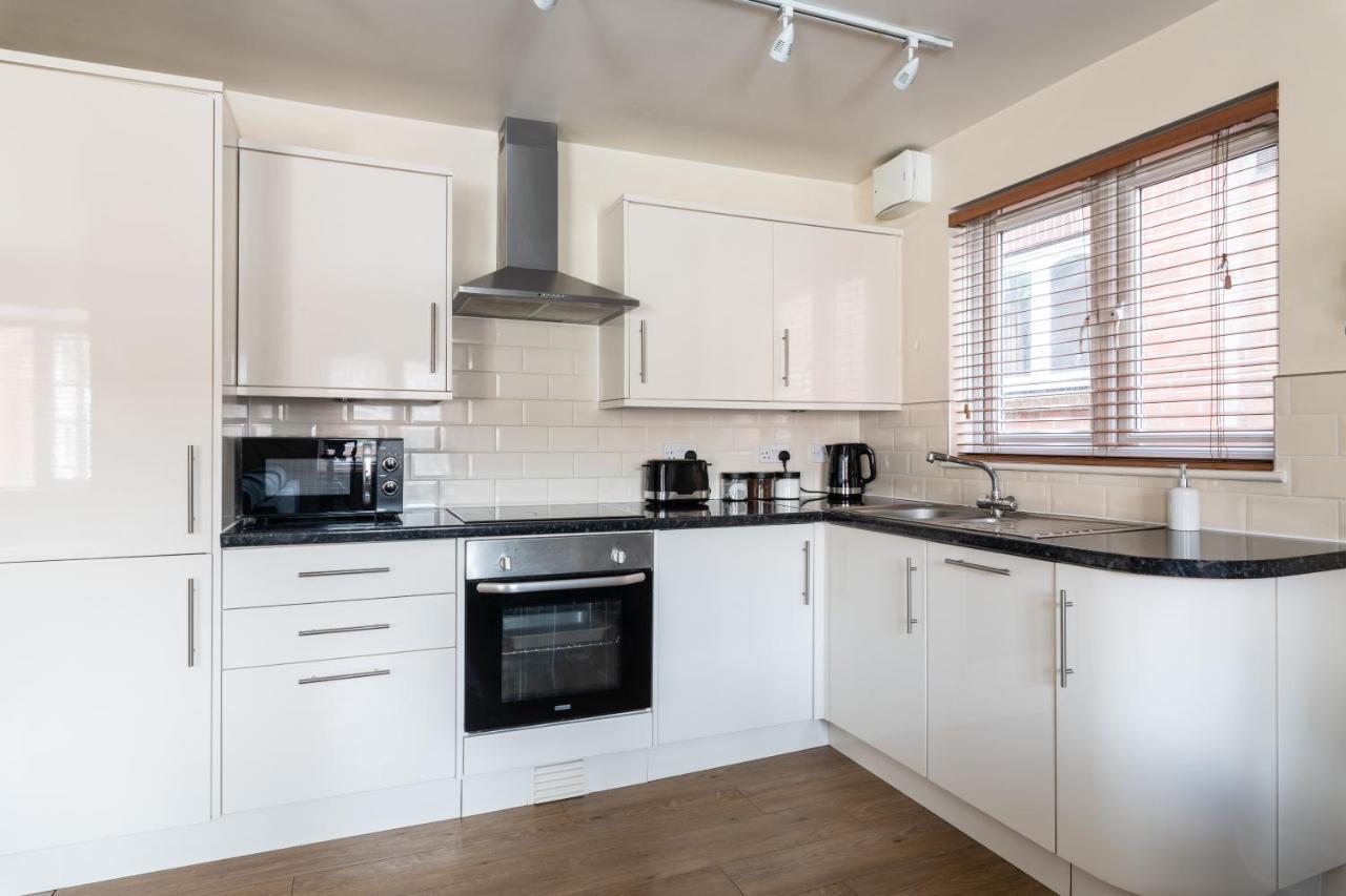 Spacious 2Br Flat - 2 Free Parking Spaces - Near Lgw Airport クローリー エクステリア 写真